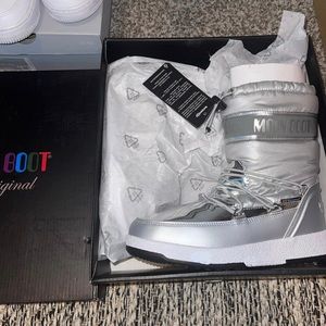 Moon boots women size 7